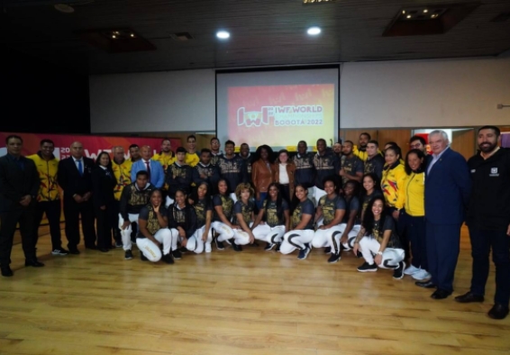 Varios deportistas en el evento de lanzamiento del Campeonato Mundial de Pesas 2022