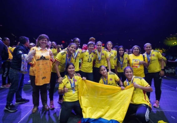 La directora del IDRD Blanca Duran, con la alcaldesa Claudia López y algunas de las integrantes de la selección Colombia de Fútbol femenino sub 17