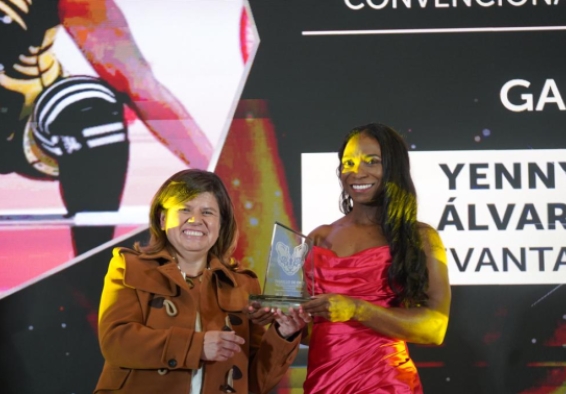 Yenny Álvarez recibe el premio por parte de la directora del IDRD Blanca Durán