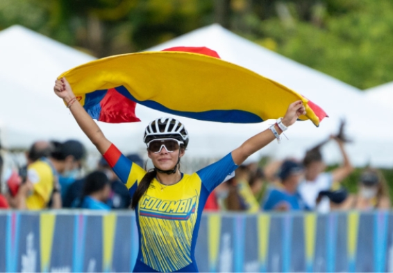 Foto de patinadora colombiana sosteniendo la Bandera de Colombia