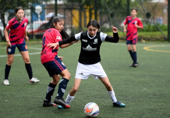Niñas en Partido de fútbol 