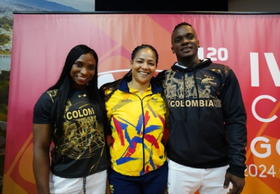 Yenny Álvarez (izq.), la entrenadora Alicia Romero y Santiago Rodallegas, son la cuota del Equipo Bogotá para Colombia en el Mundial de Pesas.