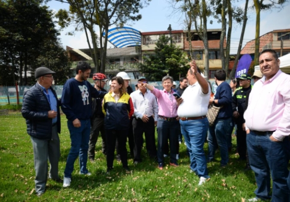 Alcaldesa de Bogotá Claudia López con un grupo de personas en el futuro parque Atahualpa