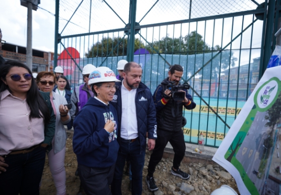 La alcaldesa Claudia López visitando las obras de Tunjuelito