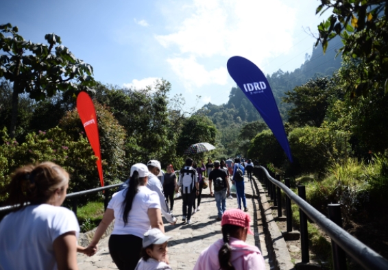 Muchas personas subiendo por el sendero peatonal de Monserrate