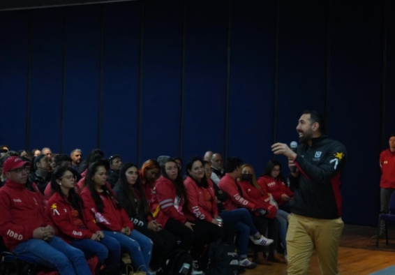 Luis Salcedo, subdirector de Recreación y Deporte, dirigiéndose a los asistentes. Foto IDRD.