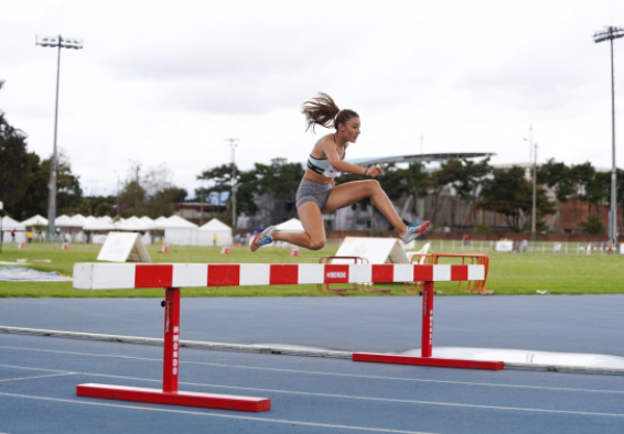 Laura Camargo ganó sobrada los 2.000 metros obstáculos en los Intercolegiados. Foto IDRD.