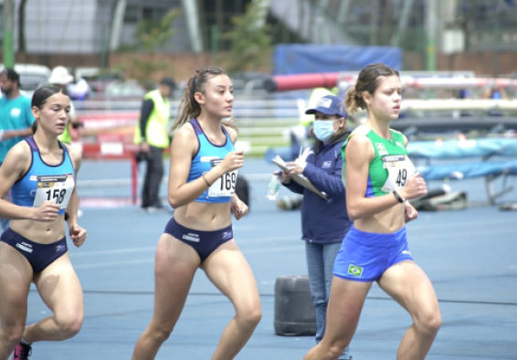 Laura Valentina Camargo (centro), plata en los 3.000 metros obstáculos. Foto IDRD.