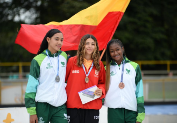 ManuelaSaldarriaga (centro), cerró con oro el patinaje para Bogotá en los Juegos Intercolegiados. Foto IDRD.