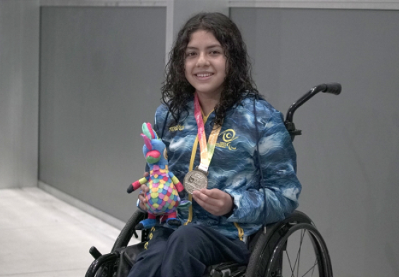 Gabriela Oviedo obtuvo medalla de oro en los 50 metros espalda junior femenino. Foto IDRD.