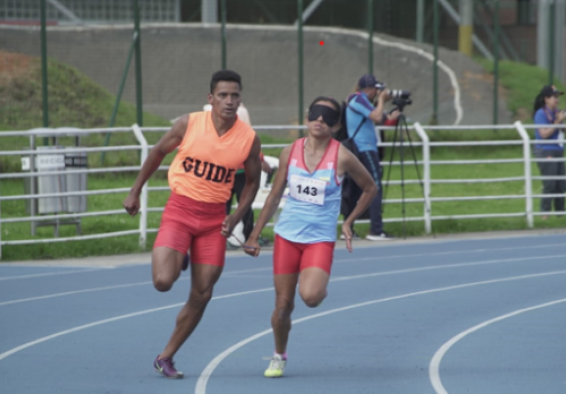 Ionis Salcedo y su guía Níver Rangel, en los 400 metros planos para ganar su segunda medalla de oro. Foto IDRD.