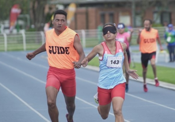 Ionis Salcedo y su guía Níver Rangel en los 200 metros planos. Llevan 3 medallas de oro. Foto IDRD.