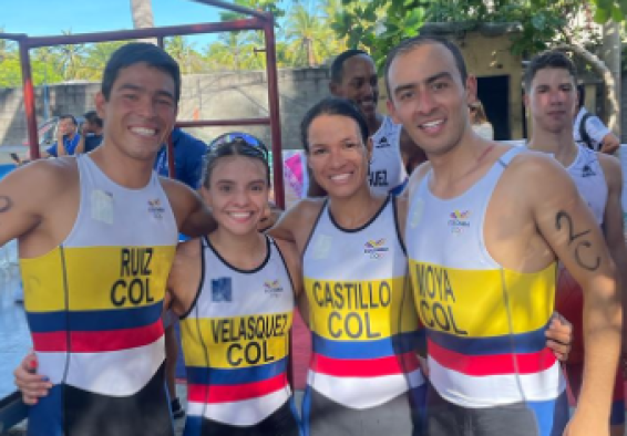 Brayan Moya (der.), integró el equipo de relevo mixto en triatlón y ganó medalla de plata en los Juegos. Foto IDRD.