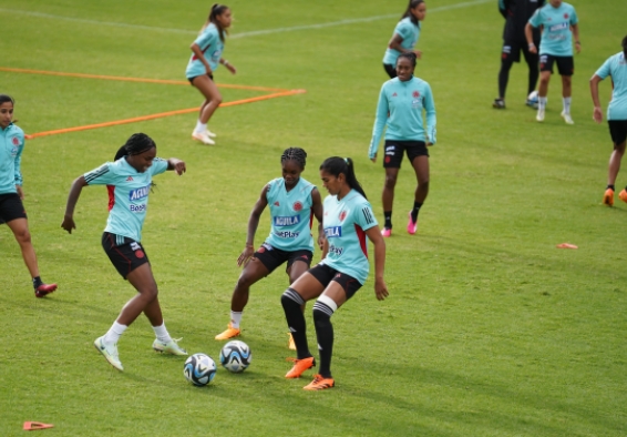 Ivonne Chacón (izq.) jugando con Linda Caicedo. Foto IDRD.