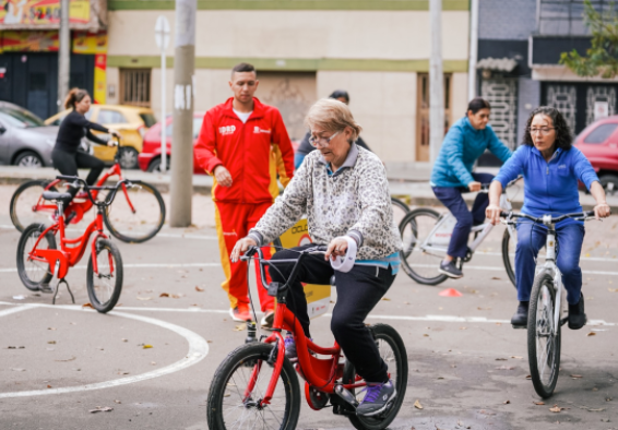 Exitoso fue el lanzamiento del programa Escuela de la Bici – Manzanas del Cuidado en el sector de Galerías, localidad de Teusaquillo. Foto IDRD.