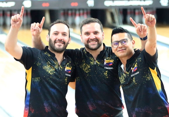 Óscar Rodríguez (izq.), Manuel Otálora (cen.) y Edwar Rey, oro en ternas en el bowling. Foto cortesía COC.