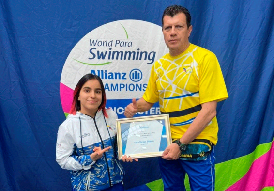 Sara Vargas y su entrenador Estivens Ruiz, con la distinción de World Paraswimming y con cupo a los Juegos Paralímpicos París 2024. Foto IDRD.