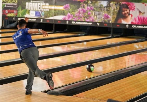 Alfredo Quintana consigue la primera medalla para el equipo de bolos