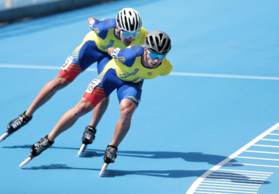 Andrés Felipe Gómez (der.) rumbo a su medalla de oro, secundadopor su compañero Juan Jacobo Mantilla. Tres preseas aportó el patinaje de carreras. Foto cortesía COC. 