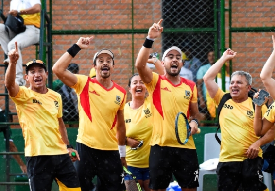 Cristian Rodríguez y Édgar Andrés Urrea, celebrando su victoria junto al Equipo Bogotá.