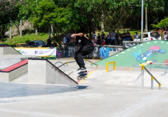 Jhancarlos González, ganador de la medalla de oro en skateboarding, modalidad street.