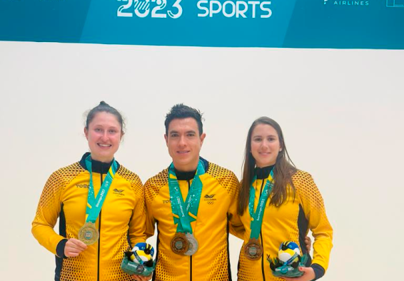 Los bogotanos LauraTovar (izq.), Miguel A. Rodríguez (cen.) y Catalina Peláez, medalistas en squash en los Juegos Panamericanos Santiago 2023. Foto cortesía COC.