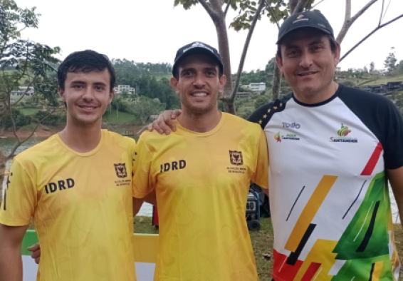 Martín Verswyvel (izq.), el oro Santiago Correa y representante de Santander, podio de de la prueba de slalom en Calima Darién.