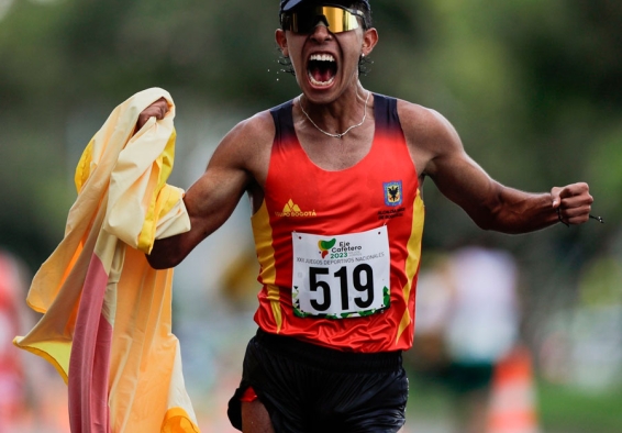 Mateo Romero Blanco celebra su medalla de oro en los 20 Kilómetros en Marcha.