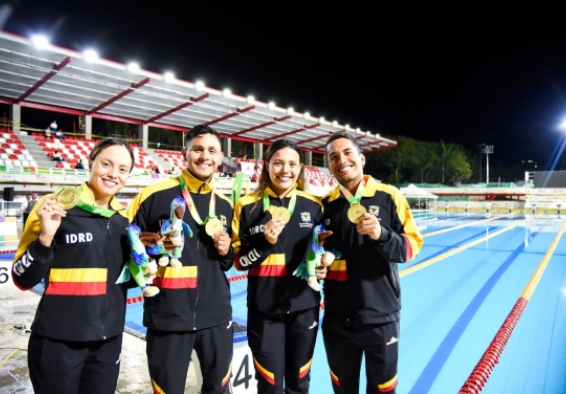 Paula Aguirre, Camila Aguirre, Vladimir Tovar y David Vera, equipo en 4x50m de relevos apnea mixto, ganadores de oro y récord nacional.