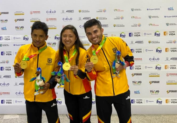 Carmelo Sánchez (izq.), Paula Ossa (cen.) y Edwin Matiz, oro en velocidad equipos. Foto IDRD.