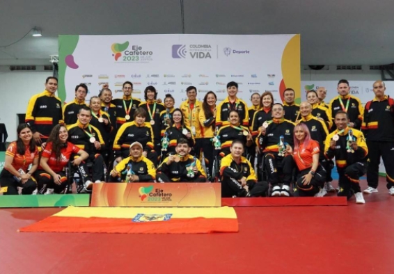 Equipo Bogotá de Paratenis de mesa físicos-Pc y su equipo multidisciplinario. Foto IDRD.