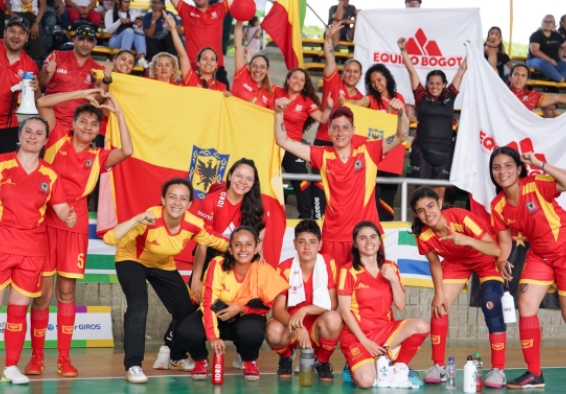 Equipo de fútbol sala femenino de Bogotá, que se subió al podio tras lograr la plata.