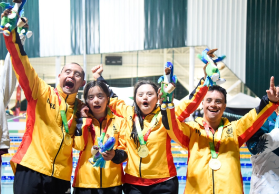 Equipo del relevo mixto 4 x 50 metros que ganó oro este lunes en la piscina de la Universidad del Quindío.