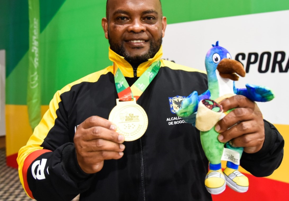 Fabio Torres luce el segundo oro bogotano en parapowerlifting en la subsede de Armenia.