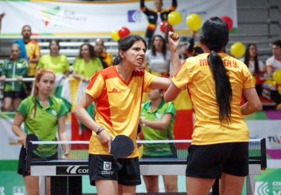 Kelly Montiel y Yuliana Mayorga, compitiendo en dobles femeninos.  Foto IDRD.