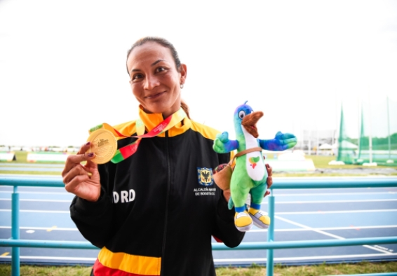 Martha Hernández mostrando su medalla de oro