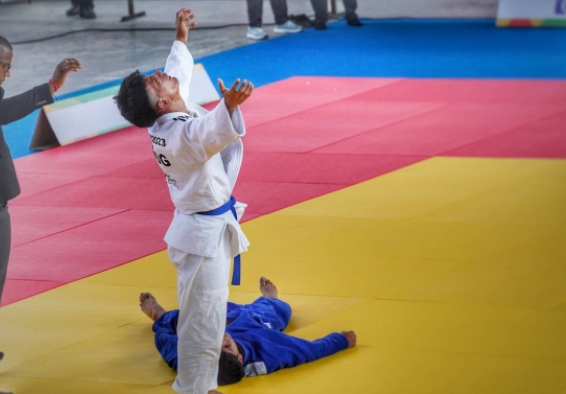 Raúl Zárate celebra su medalla de oro en Judo Visual de los Juegos Paranacionales.