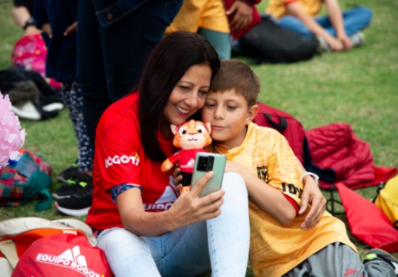 Madre e hijo en parque