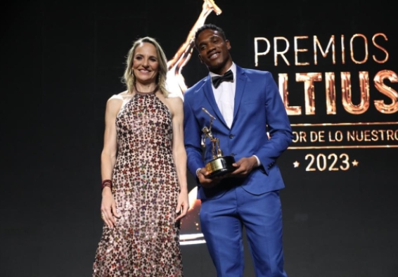 Ronal Longa recibió, de manos de la medallista olímpica colombiana, Ximena Restrepo, la Distinción Especial en los Premios Altius a “Lo Mejor de lo Nuestro” 2023. Foto cortesía COC. 