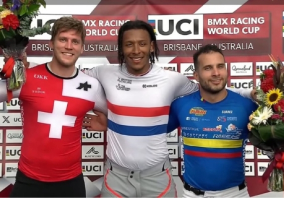 Carlos Ramírez (der.), bronce en la Copa Mundo Uci de BMX en Australia. Con él, Cedric Butti de Suiza (izq.) -plata- y el británico Key Whyte (oro). Foto cortesía prensa UCI.
