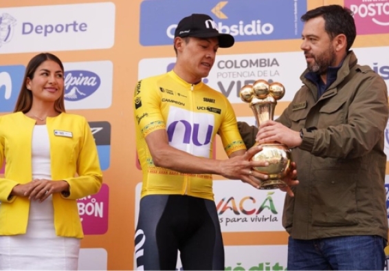 El alcalde Carlos Fernando Galán premió al campeón Rodrigo Contreras. Foto IDRD.