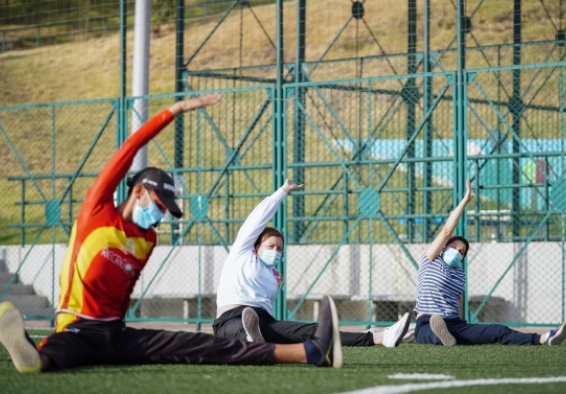 Actividad física al aire libre con tapabocas
