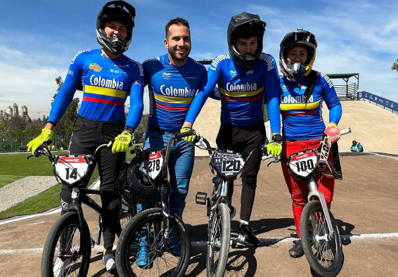 Carlos Ramírez y otros integrantes de la Selección Colombia que estará en el Campeonato Panamericano y Copa Latinoamericana de BMX en Bogotá. Foto cortesía COC.