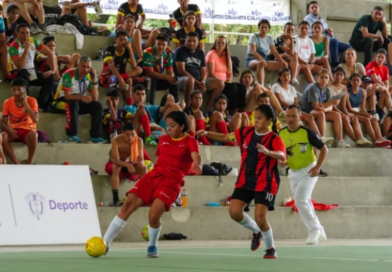 El Colegio Gustavo Rojas Pinilla, en fútbol de salón femenino, fue el único clasificado en juvenil por Bogotá a la Final Nacional. Foto IDRD / Alejo Rivera, enviado especial.