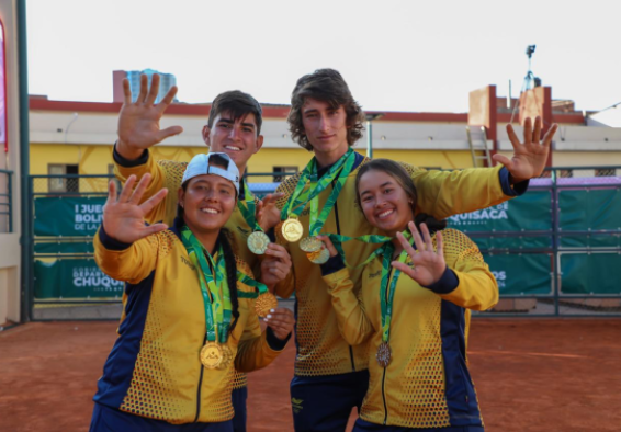 Valentina Mediorreal (izq.) y Mariana Higuita, junto con Juan Trujillo (i) y Samuel Heredia (d), equipo de tenis de Colombia que barrió en los Bolivarianos de la Juventud. Foto cortesía COC.