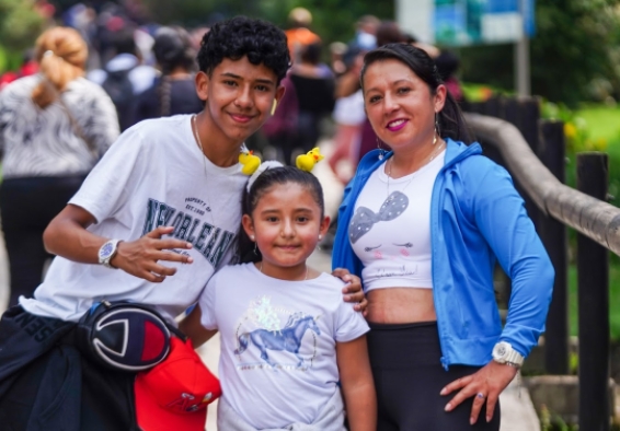 Familia en el sendero de Monserrate