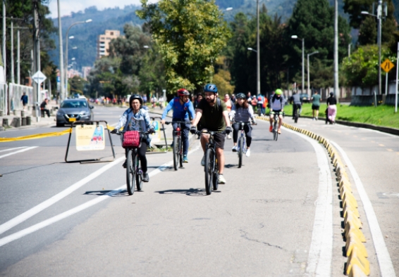 Fotografía bogotanos disfrutando de la ciclovia