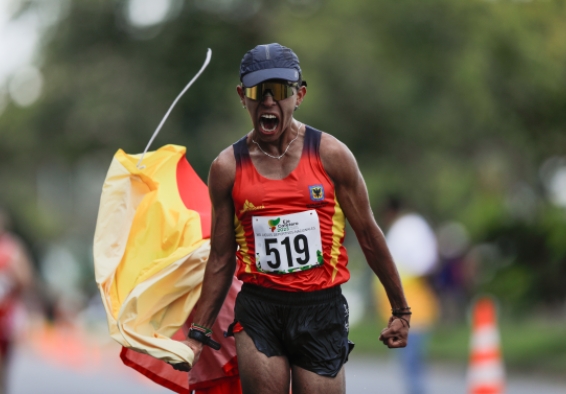 Mateo Romero ganando en los Juegos Nacionales. Es la nueva figura de la marcha colombiana. Foto IDRD.