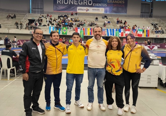 El IDRD acompañó a los atletas del Equipo Bogotá en el Panamericano Sub-23 de Lucha. Aparecen (izq. a der.) William Nieto (jefe de Alto Rendimiento del IDRD), Maicol Suárez (entrenador), Cristopher Verástegui, Daniel García Cañón (director del IDRD), Yusmi Chaparro y Nicoll Parrado. Foto IDRD.