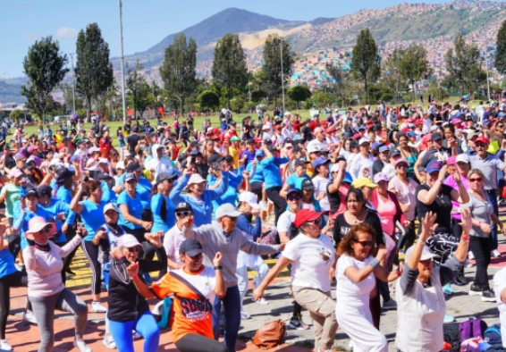 Actividad física en parque El Tunal